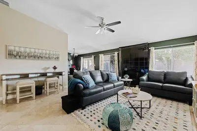 Image de Old Town Scottsdale Oasis: Putting Green, Entertainment, Modern, Outdoor Lounge
