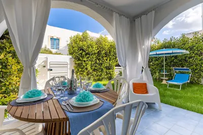 Image de Appartement 'D R Holiday Home' avec terrasse privée et climatisation