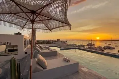Image de Marina Wellmina-Sunset Rooftop Pool Vibes!