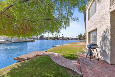 Image de Luxurious Waterfront Townhouse in The Islands – Fully Remodeled!