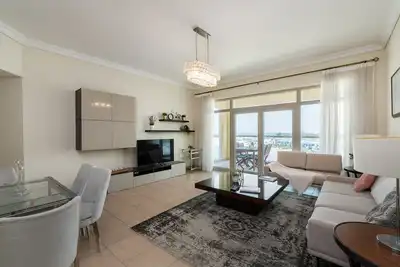 Image de Palm Living: 2br+Maid w/ Pool & Beach Access