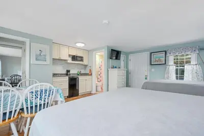 Image de Coastal Haven – A Relaxing Beachfront Getaway on Nantucket Sound