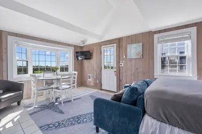 Image de Shell Cottage - Your Cozy Waterfront Escape on Nantucket Sound