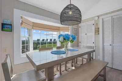 Image de Cozy Waterfront Cottage with Stunning Nantucket Sound Views
