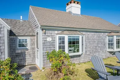 Image de Coastal charm and stunning Nantucket Sound views await at The Beach Plum