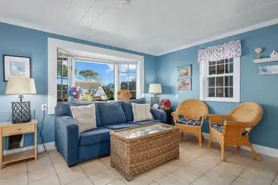 Image de Blue Bird's Nest – Cozy Cottage Steps from Nantucket Sound