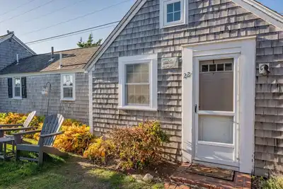 Image de Charming Summer Wind Cottage Steps from Nantucket Sound