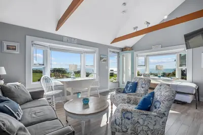 Image de Charming Waterfront Cottage with Serene Water Views