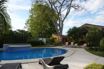 Image de \"Cozy 3-Bedroom Retreat – A\/C, WiFi, Near Beaches & Shops, 15 Min to Airport! \"