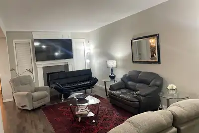 Image de Charming 3-bedroom house in marvelous Calgary with WiFi, Ac and Garage