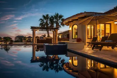 Image de A Lush and Luxurious Villa Adorning Cabo Coastline