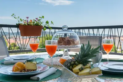 Image de Appartement de deux chambres avec la terrasse et la vue sur le mer Trogir (A-23860-a)
