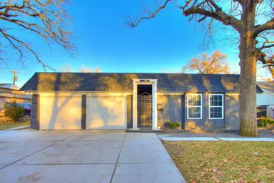 Image de Spacious Luxury House w/ Pool & Guest House 12 min from Downtown Okc