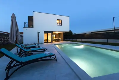 Villa Moderna near Pula for 8 people with 32 m2 private pool
