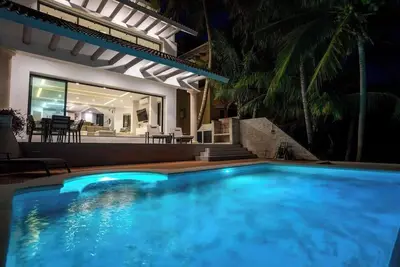 Image de 6br Modern Oceanfront Villa with Infinity Pool