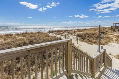 Image de Wonderful Classic Beach Front Home with Direct Beach Access, Screened-In Porch Overlooking the Ocean