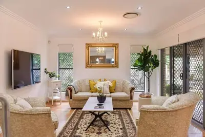 Image de \"The Arcadia\" : Luxury English Cottage / Near Cbd / Nature / Privacy / Long Stay
