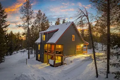 Image de Cozy Cabin+Hot Tub&Fire Pit+35mins 2 Ysnp!