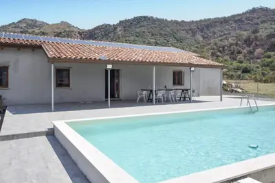 Image de Elégante villa avec piscine au pied de l'Etna