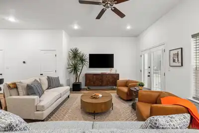 Image de New Home Next to At&T | Free Garage Parking Spots