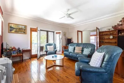 Image de A rosy house in Roselands\nFamily friendly, nearby to park and shopping centre.