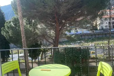 Image de F2 ensoleillé près des thermes, animaux admis