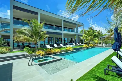 Image de Coconut Grove Suite, Bodden Town by Personal Villas - Gentle Caribbean Breeze