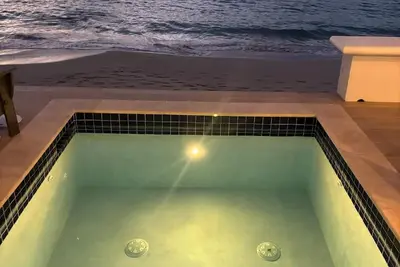 Image de Chmada Beach Villa beachfront villa w\/pool, Apple Bay walk to surf & restaurants