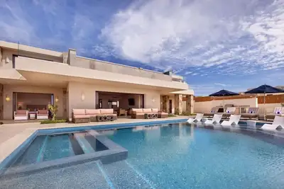 Image de Luxury 7-Bedroom Villa in Diamante – Sleeps 16