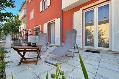 Image de Cozy 2-bedroom apartment with Terrace, 100 m from Sea in Čižići