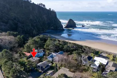 Image de Betty's Place. Hot Tub-Sauna-1 Block from Ocean!