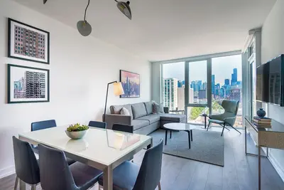 Image de Live the Suite Life: Historic Old Town Chicago Stays with Modern Luxury & Style