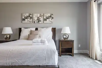 Image de Group Getaway w/Yard | Sleeps 13 | Near Yeg Airpt!