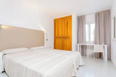 Image de [Owner Direct] 2 Bedrooms and 2 Bathrooms Apt in Santa Eulalia center