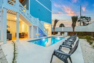 Image de Book Now for Fall Stays! Across from the Beach! Dogs Allowed! Private Pool! Pool Table! Cornhole!