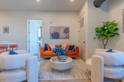Image de Vibrant Visit near Airport! Free Parking, 2 Baths & Sleeps 8! ✨20% Off 7 days✨
