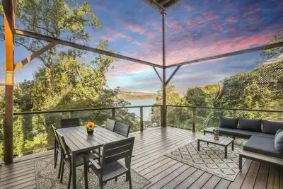 Image de Elegant Riverfront Getaway with Beautiful Views
