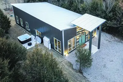 Image de Bison Cabin with Hot Tub, Air Hockey & Pool Table, South of Norman
