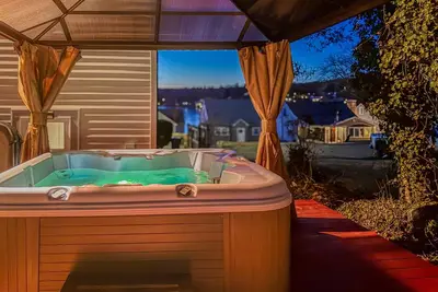 Image de Summer Lake Escape - Hot Tub • Game Room • 1-Min Walk to Kayaking & Swimming