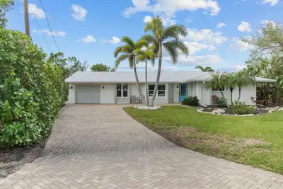 Image de New Listing! Updated 3 Bedroom, 2 bath lakefront home. Pet Friendly!