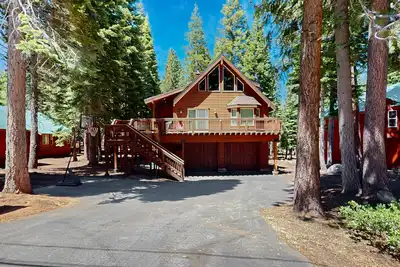 Image de Cozy family-friendly home with wood-burning fireplace, loft, desk, & pool access
