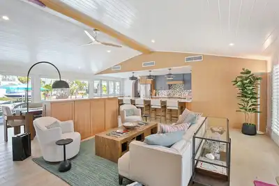 Image de Pink Pearl – Private Canal home in Key Royale, Heated Pool/Hot Tub and Dock avai