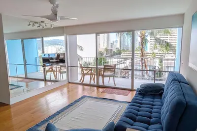 Image de Live Local Waikiki 2 Bed Condo - New Listing Special