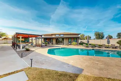 Image de Charming Chandler retreat with pool, guest house, pickleball and putting green!