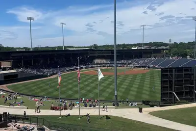 Image de Spacious apartment with a baseball field view also pool view