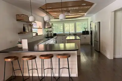 Image de Luxury Retreat Meets Maximum Comfort