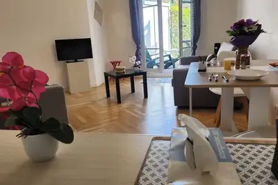 Image de Studio avec jardin en front de mer