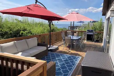 Image de 4 Br with bay views in Corneille Estates. Right next to Ocean Beach and quiet!