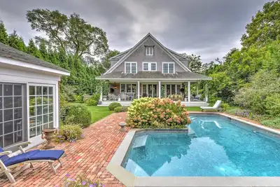 Image de Traditional Home w/ English Gardens, Pool, Rec Room, Close to Ocean Beaches