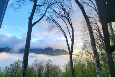 Image de Mountain views from everywhere in this beautiful log cabin! \n2 br/2 bath, hot tub